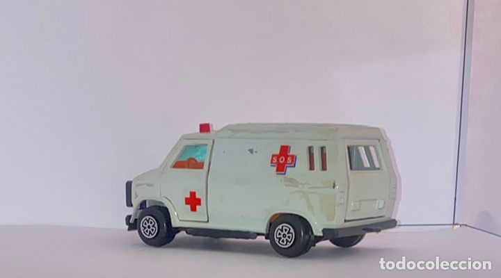 Coches a escala: Gu&iacute;sval Chevi-Van ambulancia