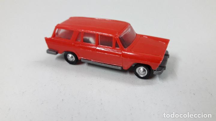 Coches a escala: COCHE FIAT 1800 FAMILIAR . REALIZADO POR EKO . MEDIDA DE LARGO 4,9 CM