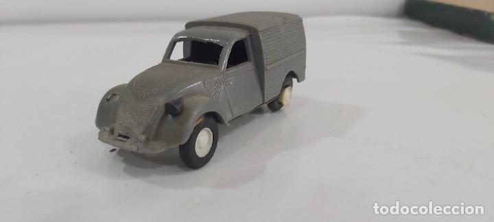 Coches a escala: ANTIGUO COCHE CITROEN 2CV ANTIGUO
