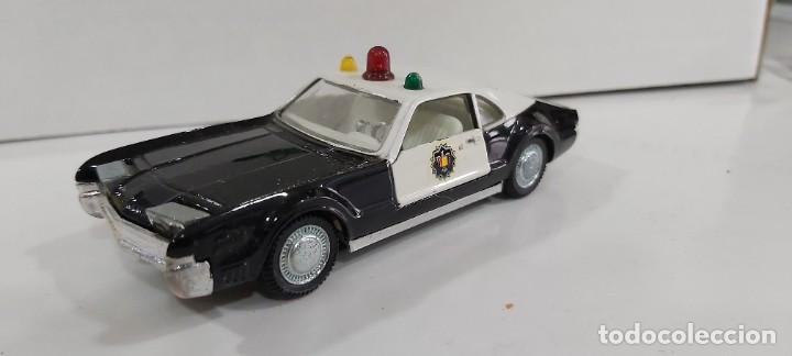 Auto in scala: ANTIGUO COCHE DE LA MARCA PILEN OLDSMOBILE TORNADO POLICIA