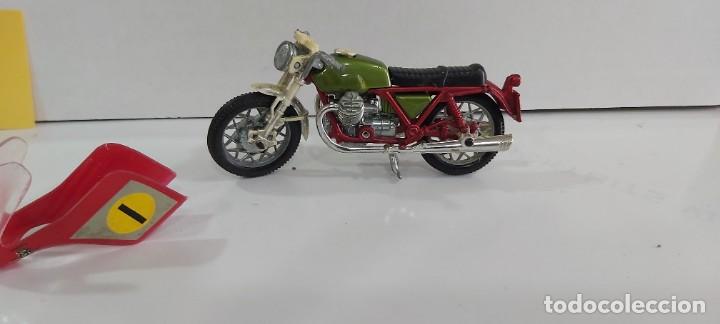 Coches a escala: ANTIGUO COCHE DE LA MARCA GUISVAL O ALGUNA DE LA EPOCA MOTO