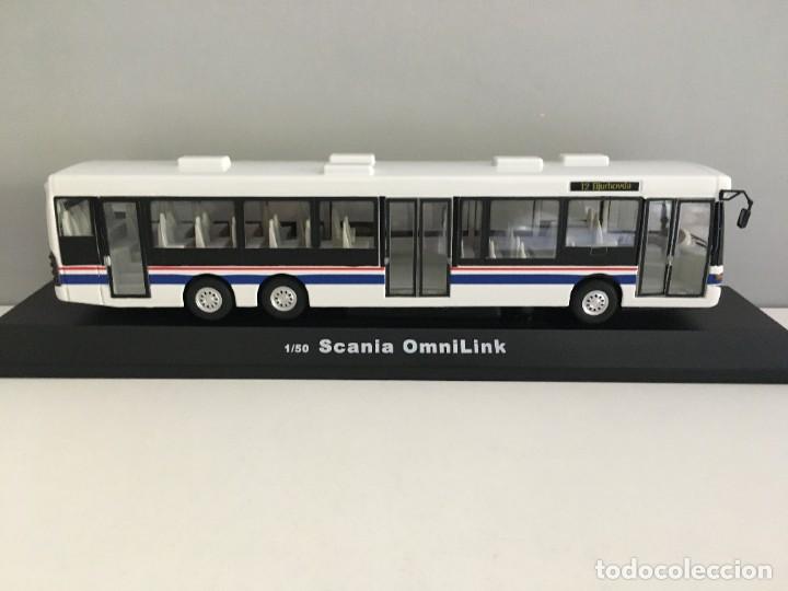 Auto in scala: AUTOBUS SCANIA OMNILINK BLANCO CARARAMA ESCALA 1/50.