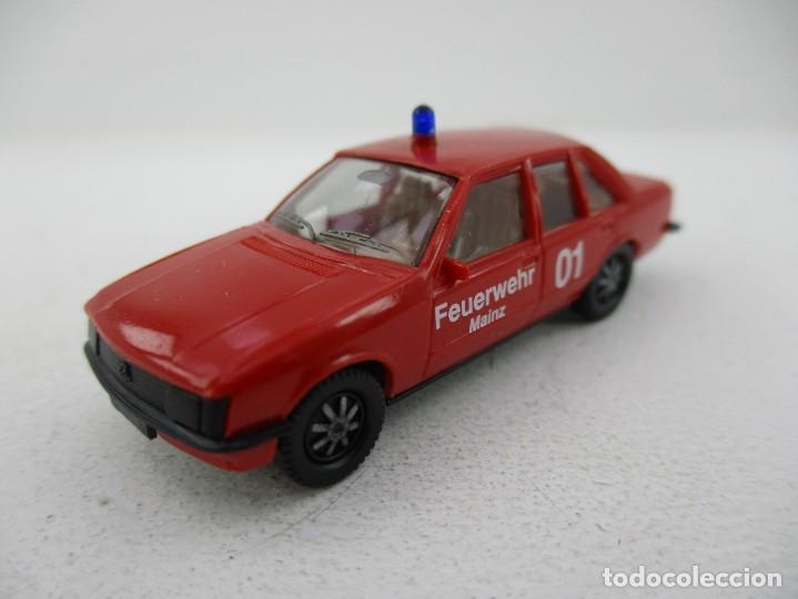 Coches a escala: COCHE ESCALA 1:87 R-B&Ntilde; - Foto 1