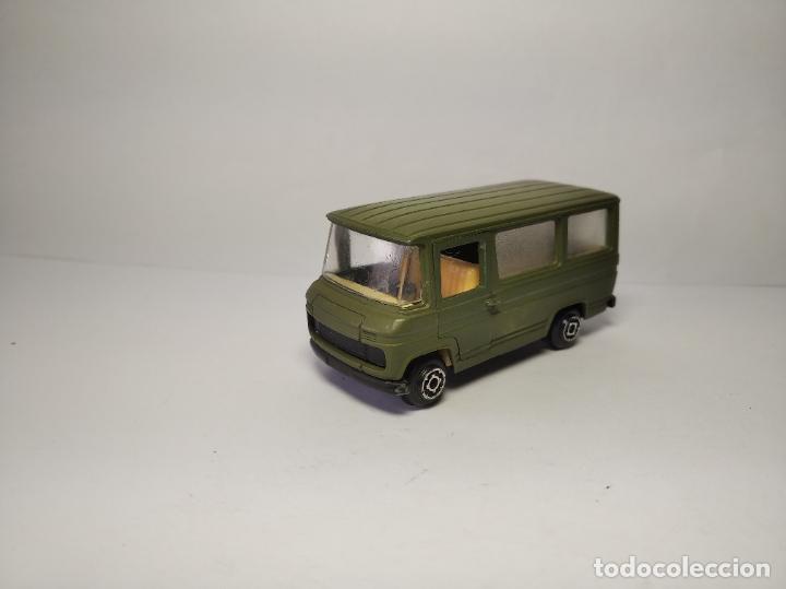 Coches a escala: FURGONETA MERCEDES L 406 AMBULANCIA MILITAR DE GUISVAL CAMPEON 1,64