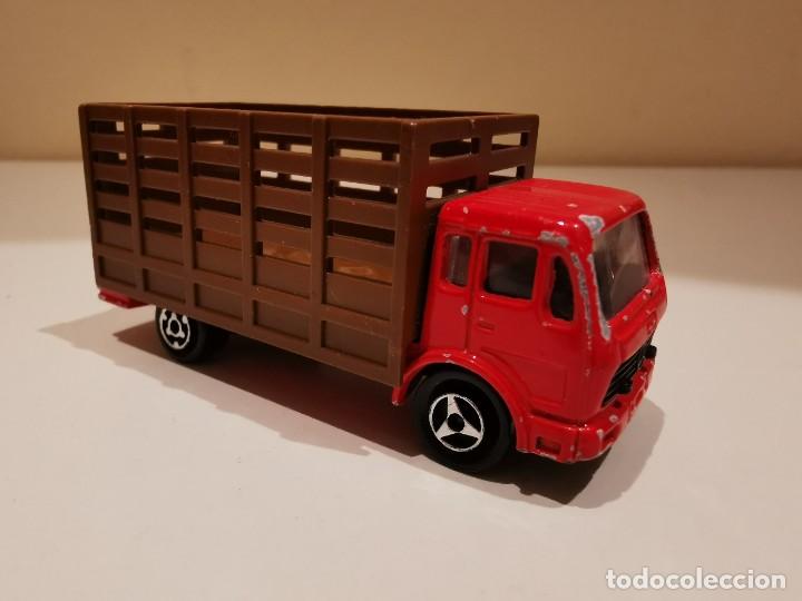Coches a escala: Majorette Mercedes Horse Box 1/64
