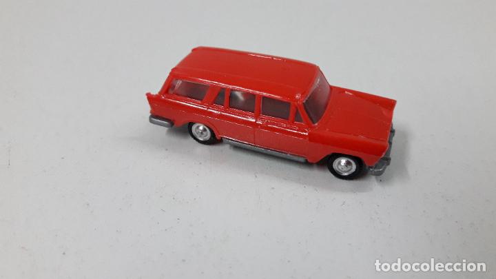 Coches a escala: COCHE FIAT 1800 FAMILIAR . REALIZADO POR EKO . MEDIDA DE LARGO 4,9 CM
