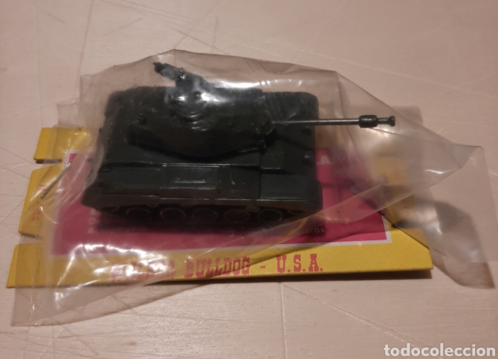 Coches a escala: Walker Bulldog USA vehiculos militares EKO escala H.O. N. 4014 en su funda