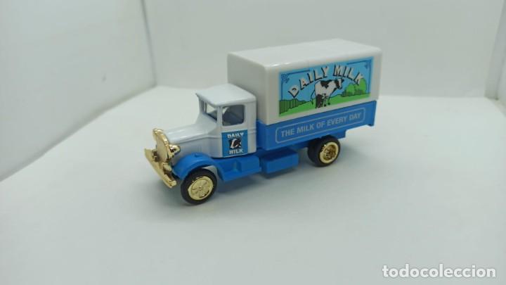 Carros em escala: Cami&oacute;n Daily Milk miniatura Golden Wheel Diecast