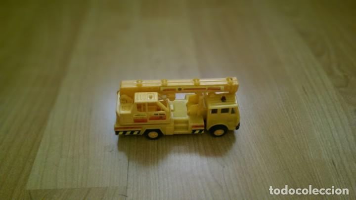 Coches a escala: CAMI&Oacute;N GR&Uacute;A AMARILLO - Foto 1