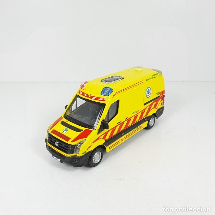 Coches a escala: 1/50 FURGONETA FURG&Oacute;N VOLKSWAGEN CRAFTER AMBULANCIA 2011 BURAGO