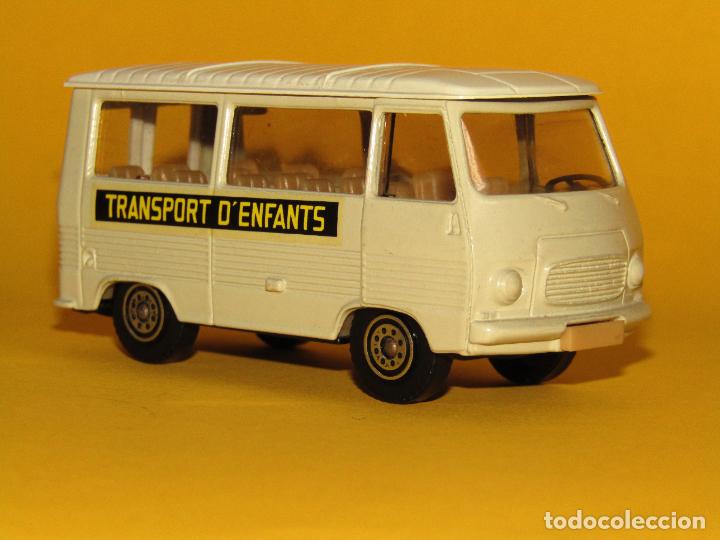 Coches a escala: Antigua Furgoneta PEUGEOT J7 Transporte de Ni&ntilde;os en Escala 1:50 Die-Cast de SOLIDO Made in France