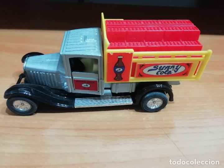 Voitures &agrave; l'&eacute;chelle: Lote 1083. Cami&oacute;n retro, de reparto de Sunny Cola