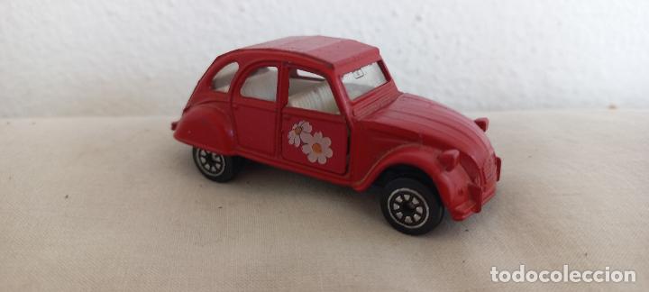 Coches a escala: COCHE, MINIATURA. CITROEN 2 CV 6. CORGI. DOS CABALLOS. 2CV6. ROJO.
