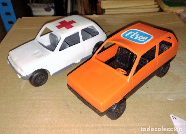 Coches a escala: coches renault 5 y seat panda en pl&aacute;stico a&ntilde;os 70 de KARPAN - Cruz Roja - RTVE