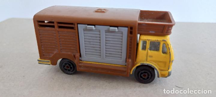 Coches a escala: MAJORETTE. N&ordm; 254. CAMION MERCEDES DE TRANSPORTE DE GANADO. MADE IN FRANCE. ESCALA 1/100