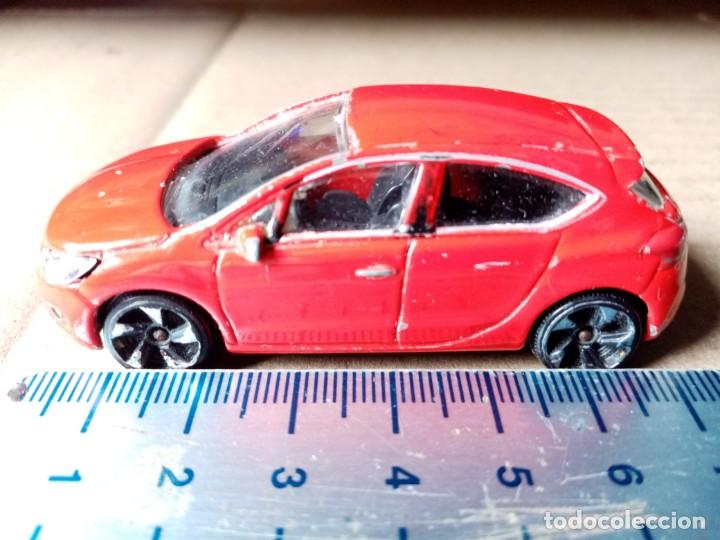 Coches a escala: CITROEN DS4 ROJO ESC. 1/64 ECHO POR MAJORETTE ( RAJA EN EL CRISTAL DELANTERO ) COCHE