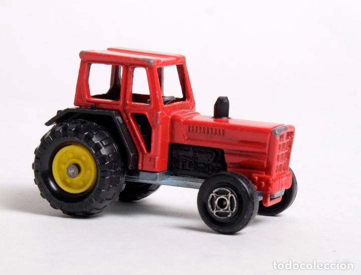 Coches a escala: Antiguo Tractor Majorette rojo. N&ordm; 208. Escala 1:65