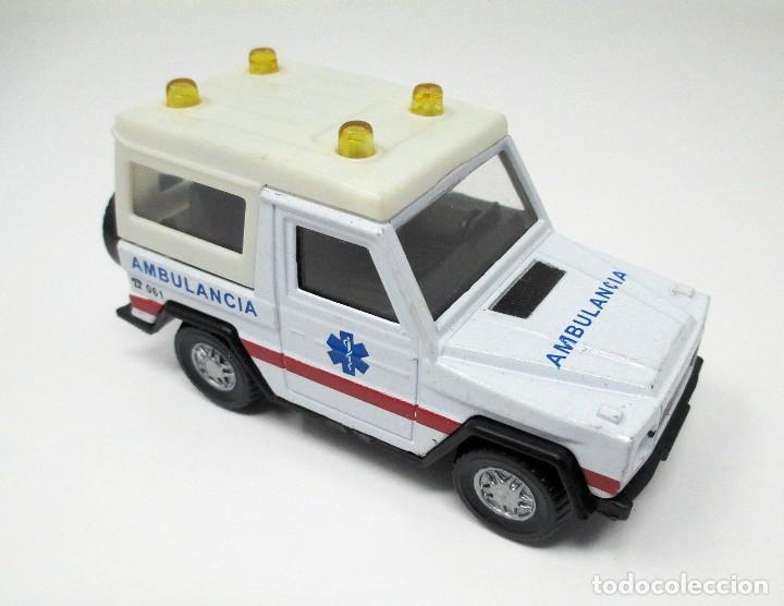 Coches a escala: Ambulancia Todoterreno, sin marca ni escala - Mide 10 cm de largo x 5 cm de alto
