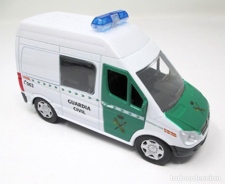 Coches a escala: Furgoneta de la Guardia Civil - No pone escala ni marca - Mide 11,5 de largo x 6,5 cm de alto.