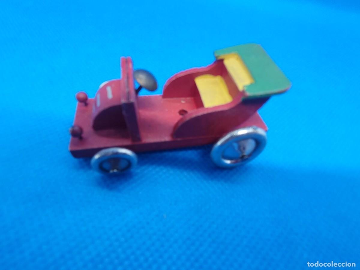 Coches a escala: Coche miniatura antiguo de madera - Foto 1