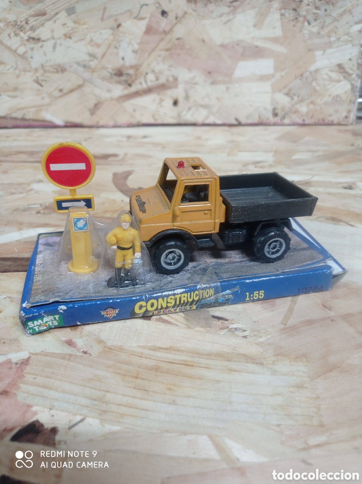 Modellautos: Smart toys, cami&oacute;n en su caja con operario y se&ntilde;ales. Construction playset. Escala 1:55