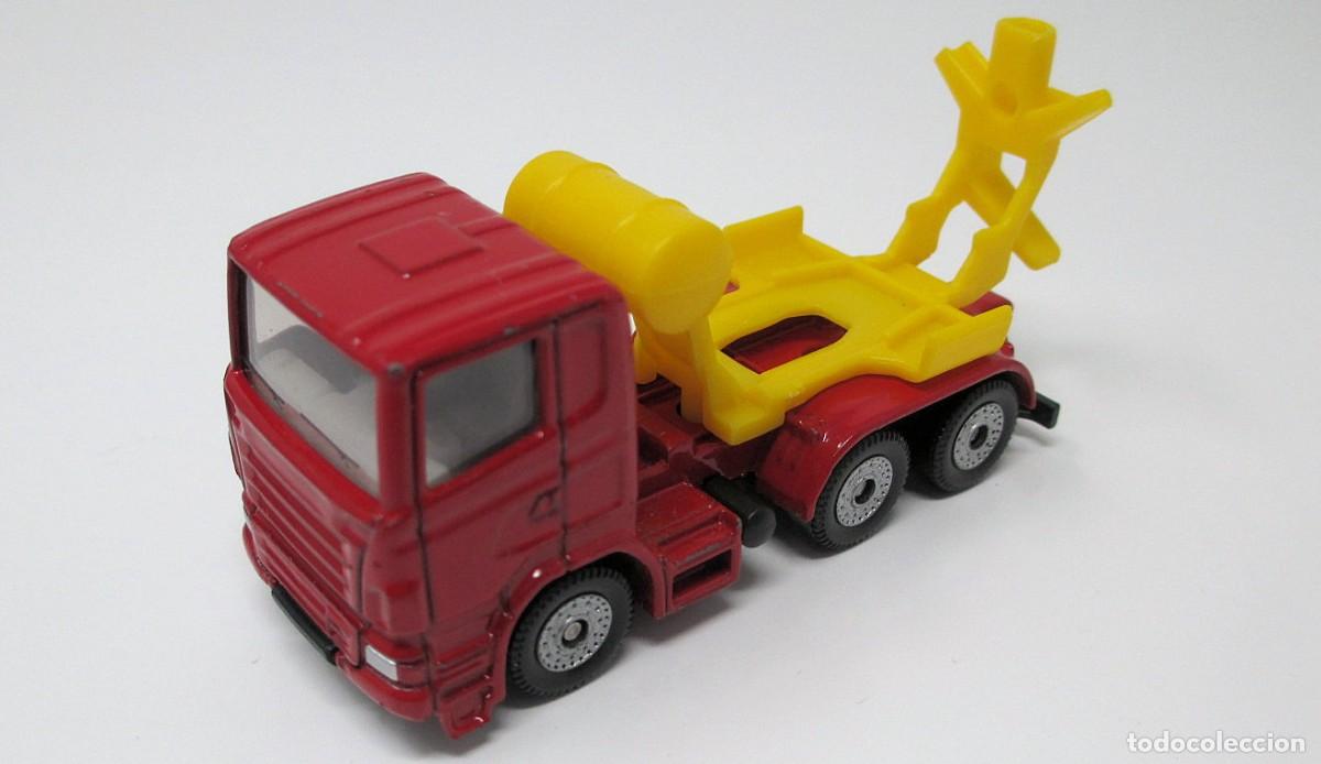 Coches a escala: Cami&oacute;n de la marca Siku de 8 cm de largo