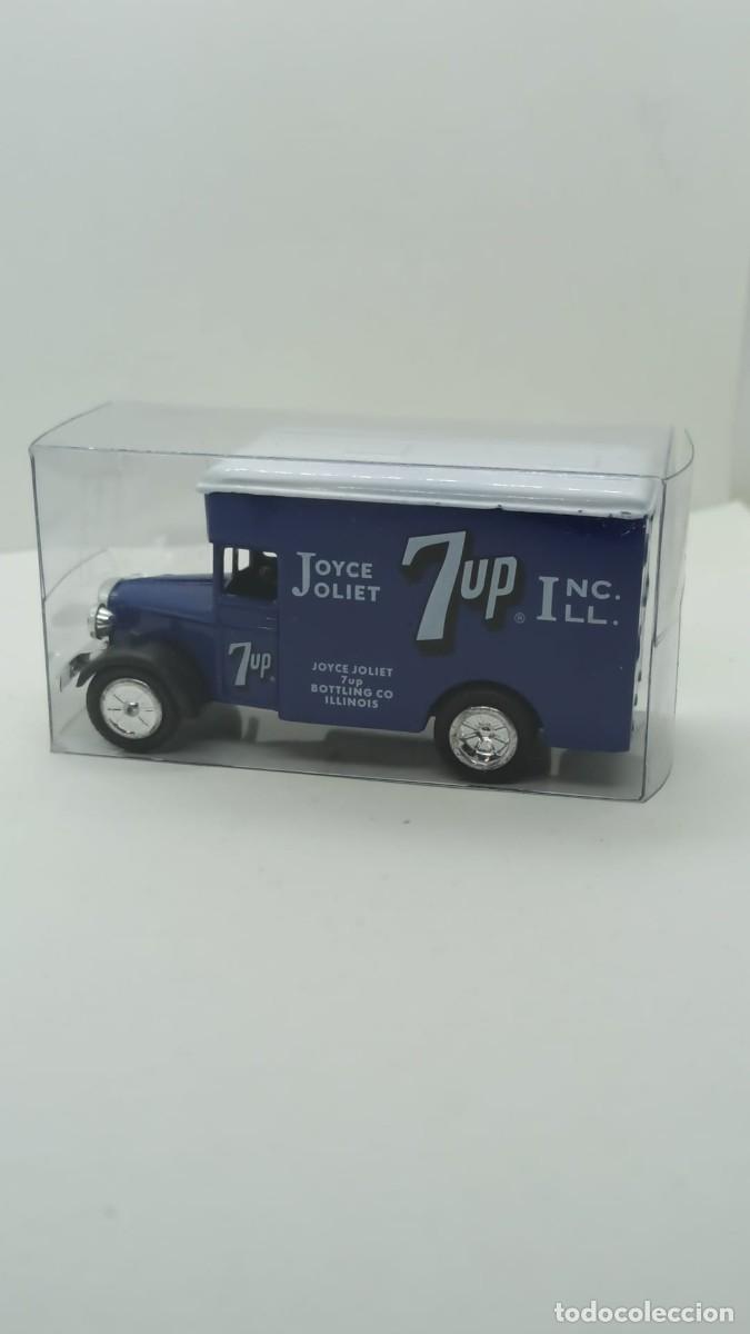 Carros em escala: Cami&oacute;n 7up escala Golden Wheel Diecast