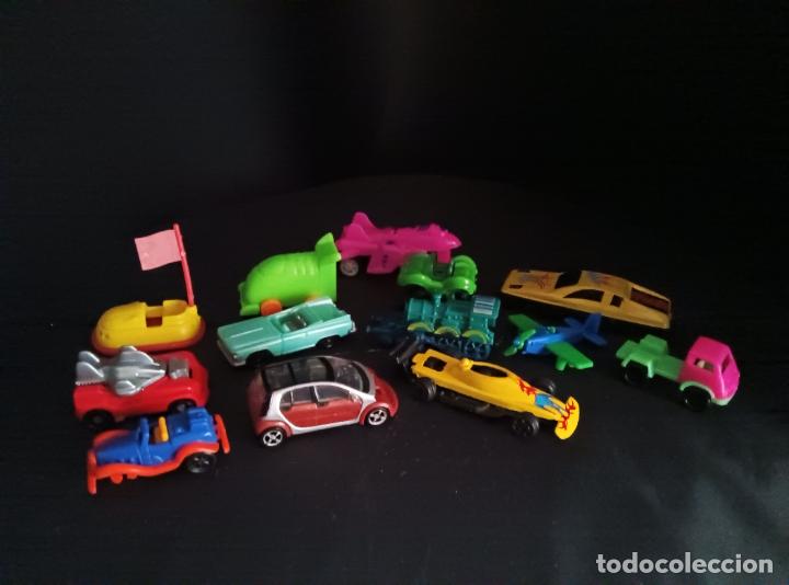 Coches a escala: LOTE DE 13 COCHES. VEHICULOS PLASTICO Y METAL, COCHES 90'S- 6cm. de largo de media.