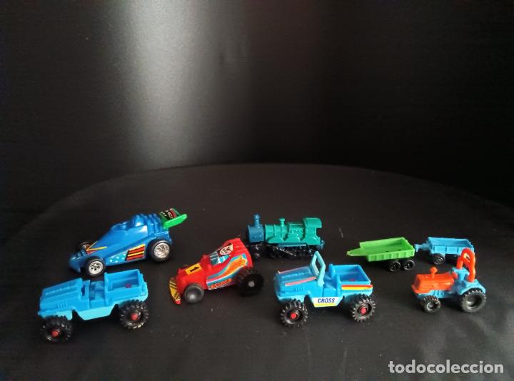 Coches a escala: LOTE DE 8 COCHES. VEHICULOS PLASTICO KINDER Y OTROS 80'S- 5cm. de largo de media.