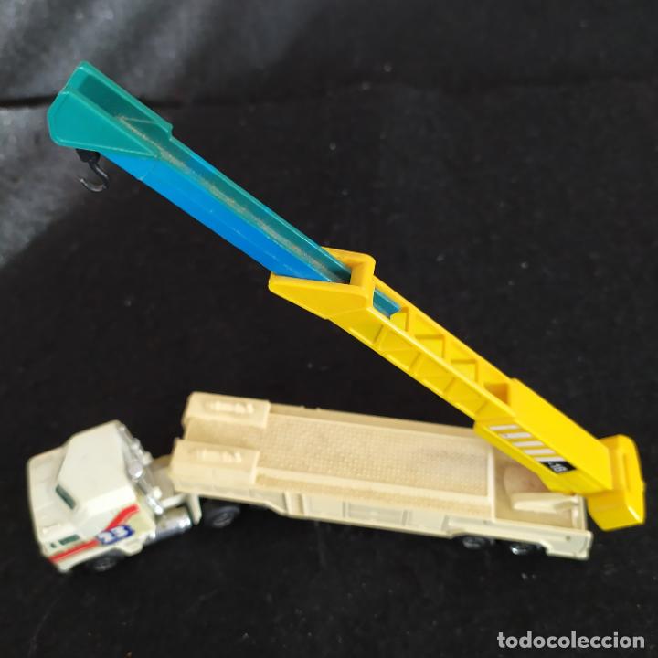 Coches a escala: CAMION GRUA. GUISVAL. MADE IN SPAIN. 17 CM DE LARGO APROX. 14 CM DE ALTO APROX