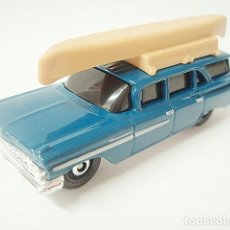 Coches a escala: MATCHBOX MB1035 A 1 CHEVROLET WAGON DEL 1959 WITH CANOE ON ROOF