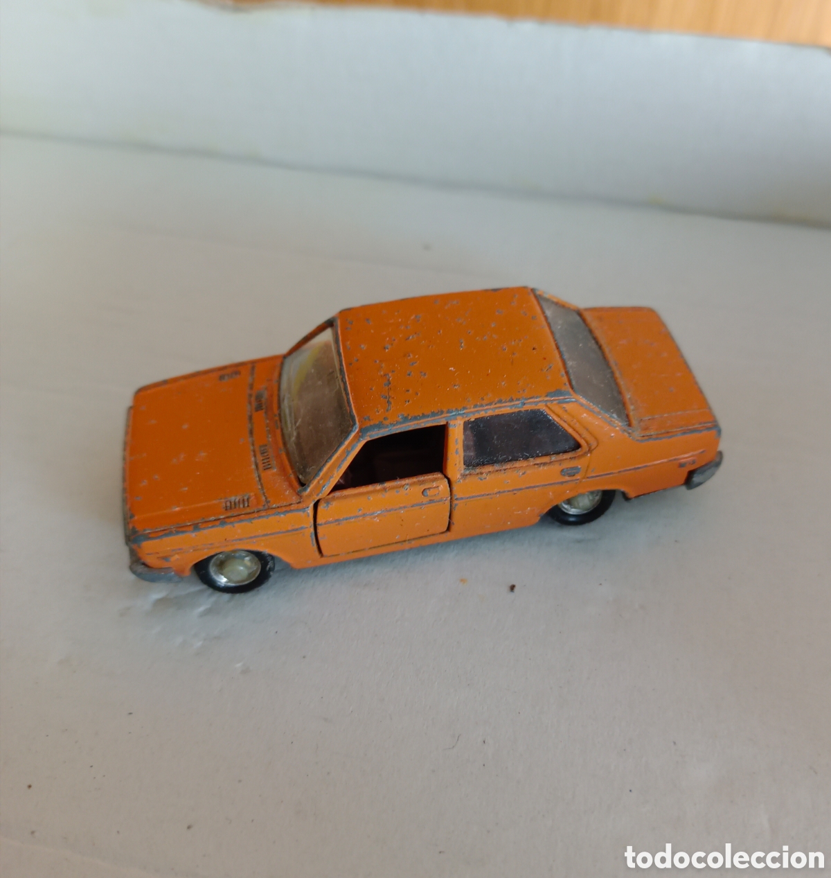 Coches a escala: Seat 131 E marca Mira escala 1:64