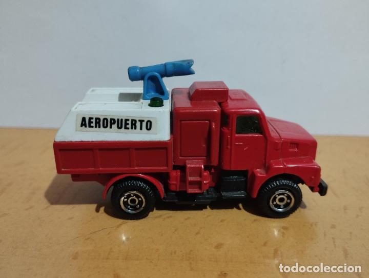 Coches a escala: CAMION VOLVO NL BOMBEROS AEROPUERTO DE GUISVAL CAMPEON 1,64 BUENO