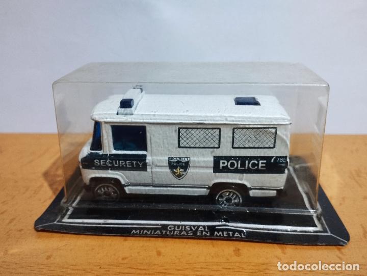 Coches a escala: FURGONETA MERCEDES L 406 D POLICIA NACIONAL NUEVA YORK GUISVAL CAMPEON 1,64 NUEVA EN SU CAJA