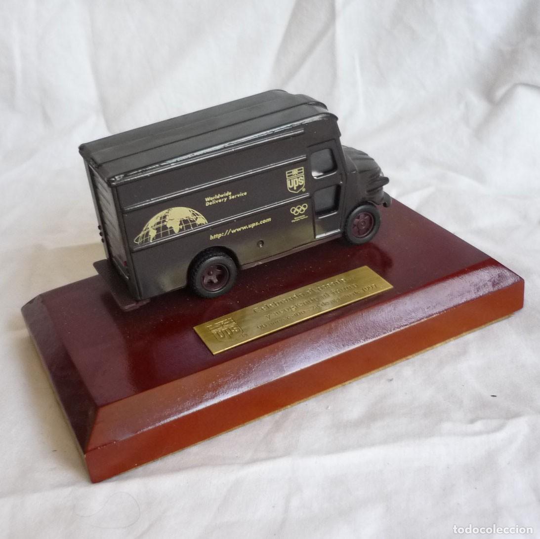 Carros em escala: Coche met&aacute;lico sobre peana de madera, Furg&oacute;n UPS 1997