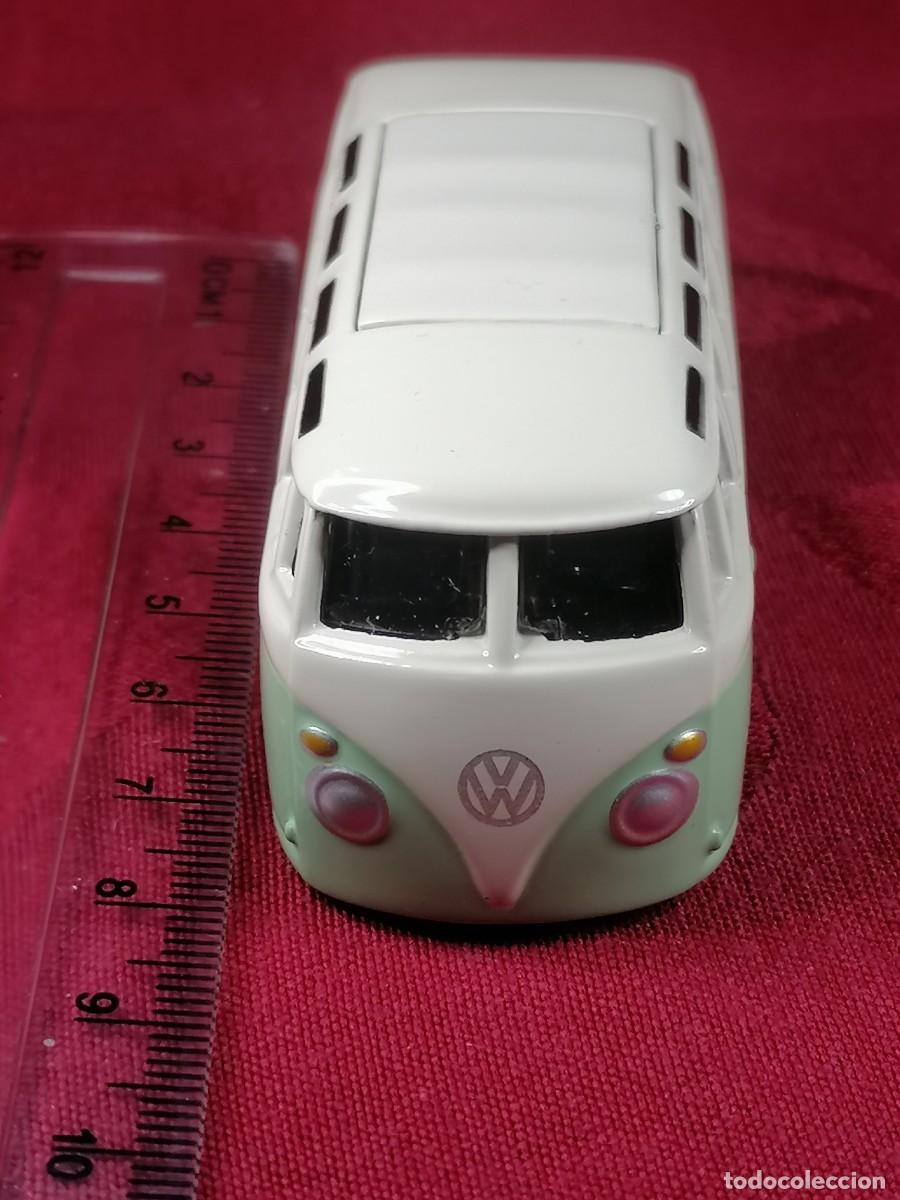 Coches a escala: VOLKSWAGEN VAN SAMBA BURAGO 1/64
