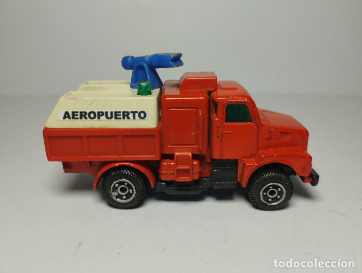 Coches a escala: CAMION VOLVO NL BOMBEROS AEROPUERTO DE GUISVAL CAMPEON 1,64