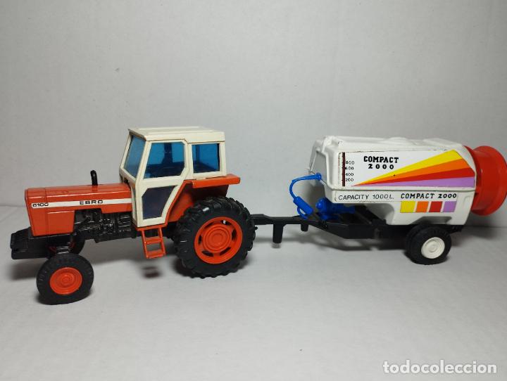 Carros em escala: TRACTOR EBRO 6100 ROJO CON REMOLQUE PULVERIZADOR ABONOS COMPACT DE JOAL REF 252