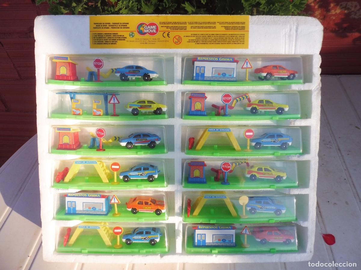 Coches a escala: Expositor completo game movil con 12 coches en urna con complementos - Foto 1
