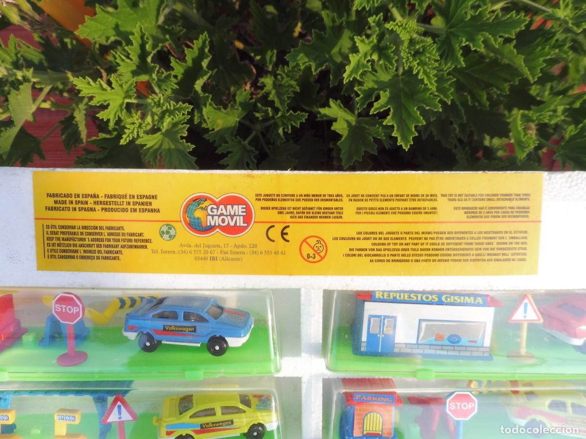 Coches a escala: Expositor completo game movil con 12 coches en urna con complementos - Foto 2