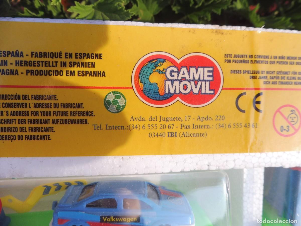 Coches a escala: Expositor completo game movil con 12 coches en urna con complementos - Foto 3
