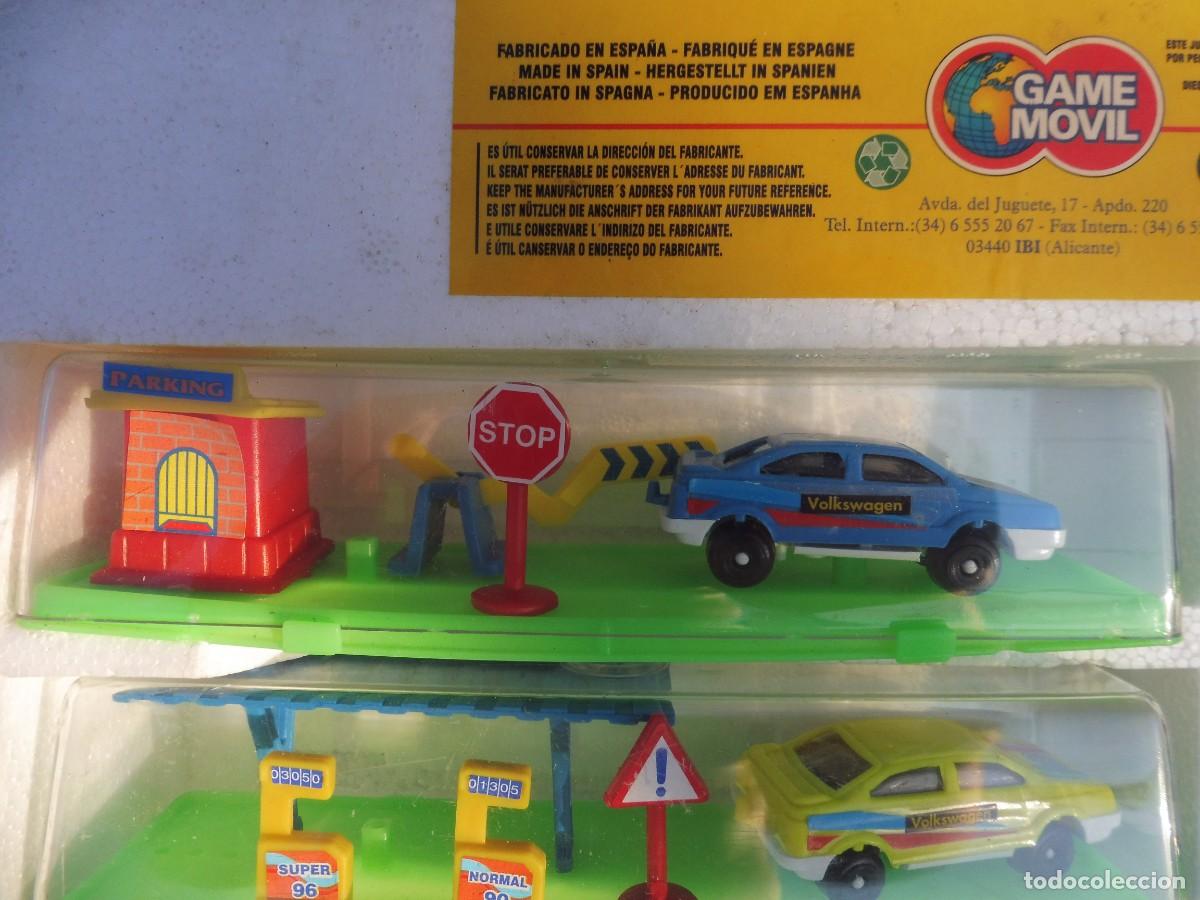 Coches a escala: Expositor completo game movil con 12 coches en urna con complementos - Foto 4