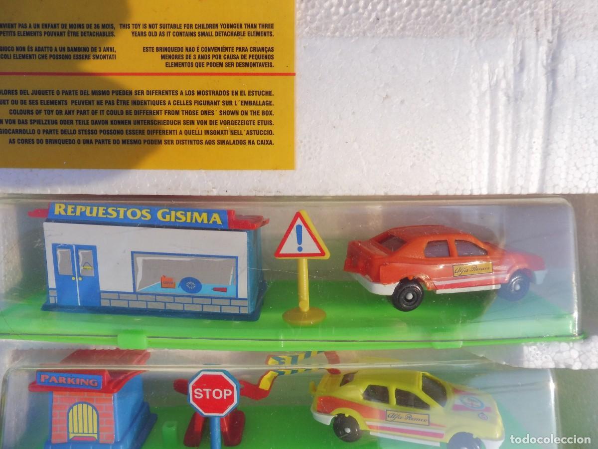 Coches a escala: Expositor completo game movil con 12 coches en urna con complementos - Foto 5