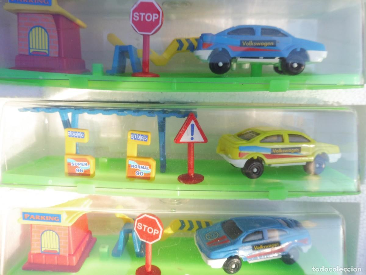 Coches a escala: Expositor completo game movil con 12 coches en urna con complementos - Foto 6
