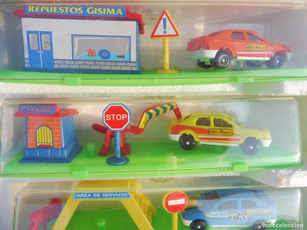 Coches a escala: Expositor completo game movil con 12 coches en urna con complementos - Foto 7