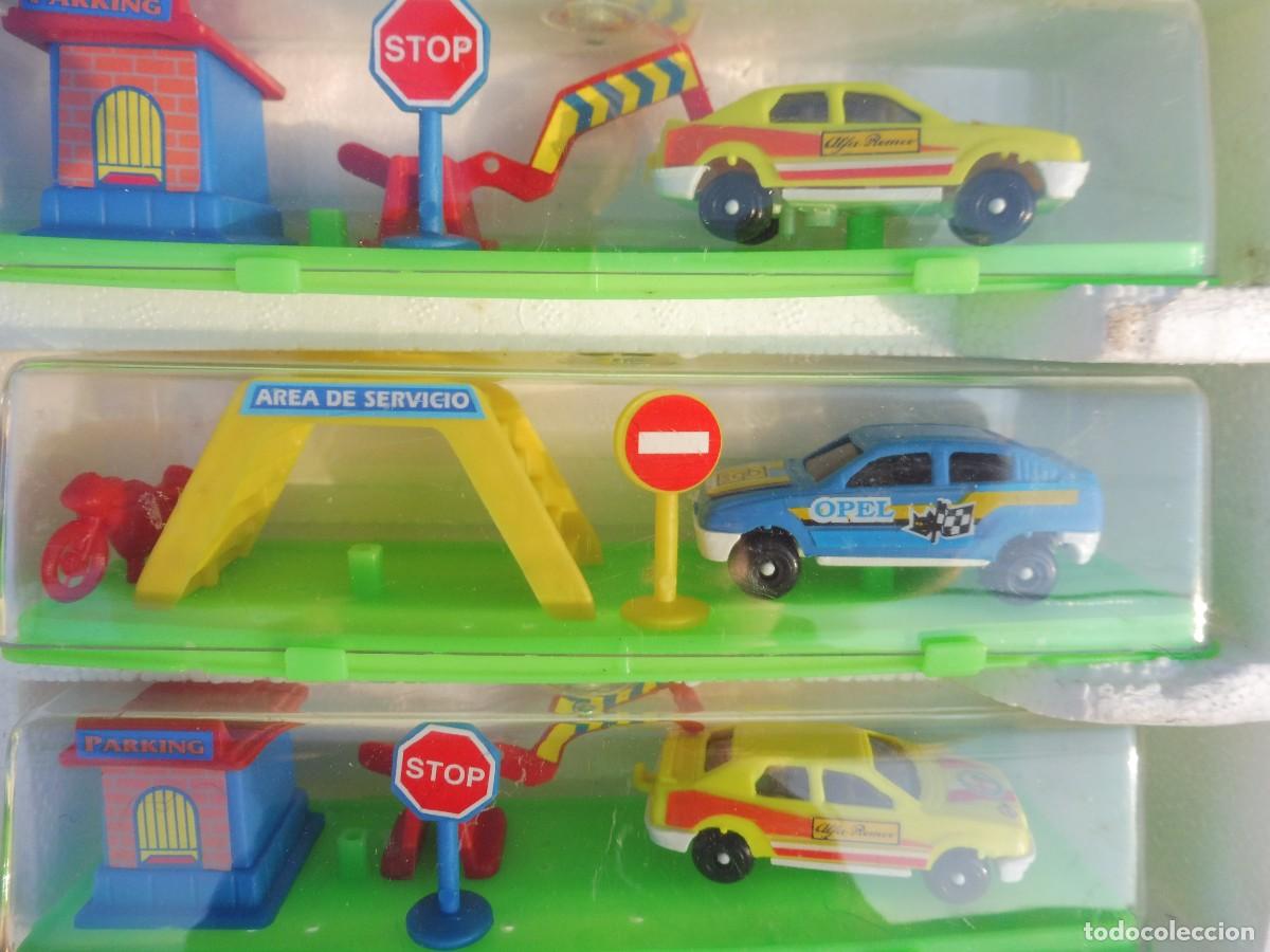 Coches a escala: Expositor completo game movil con 12 coches en urna con complementos - Foto 8