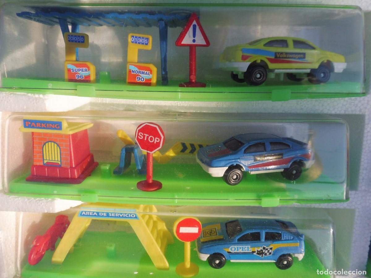 Coches a escala: Expositor completo game movil con 12 coches en urna con complementos - Foto 9