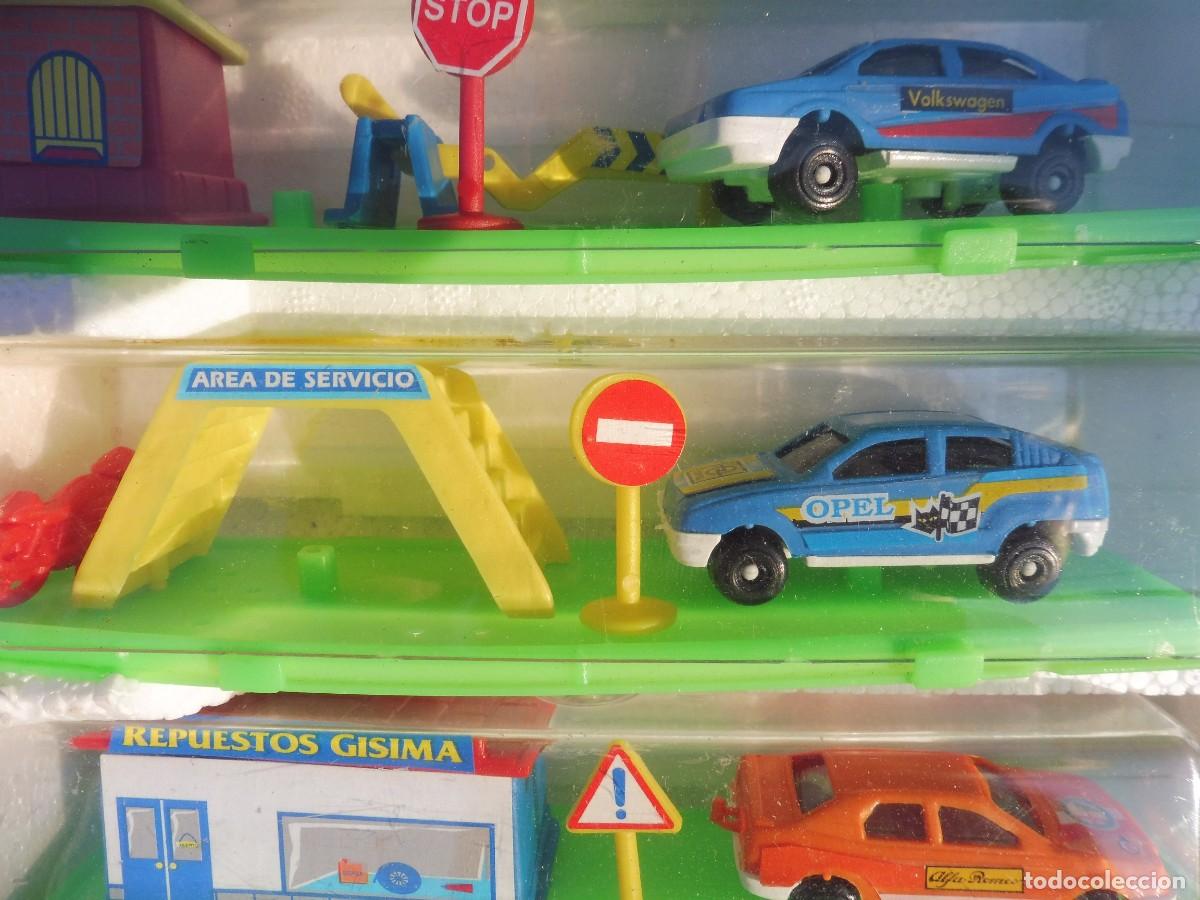 Coches a escala: Expositor completo game movil con 12 coches en urna con complementos - Foto 10