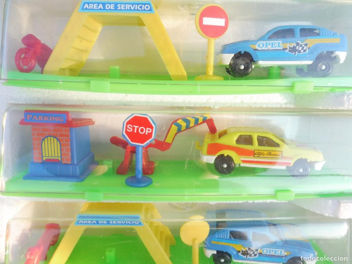 Coches a escala: Expositor completo game movil con 12 coches en urna con complementos - Foto 11