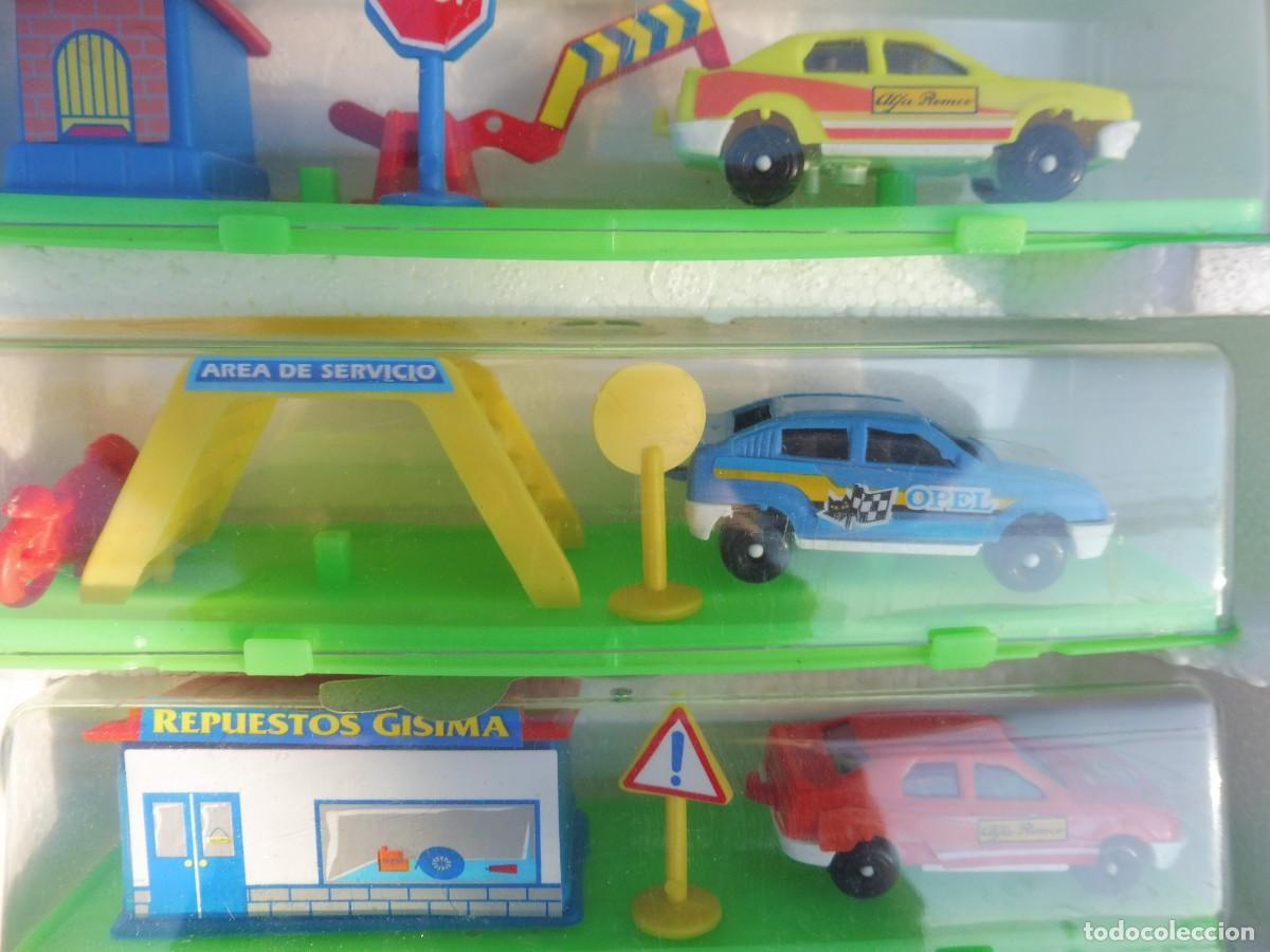 Coches a escala: Expositor completo game movil con 12 coches en urna con complementos - Foto 12